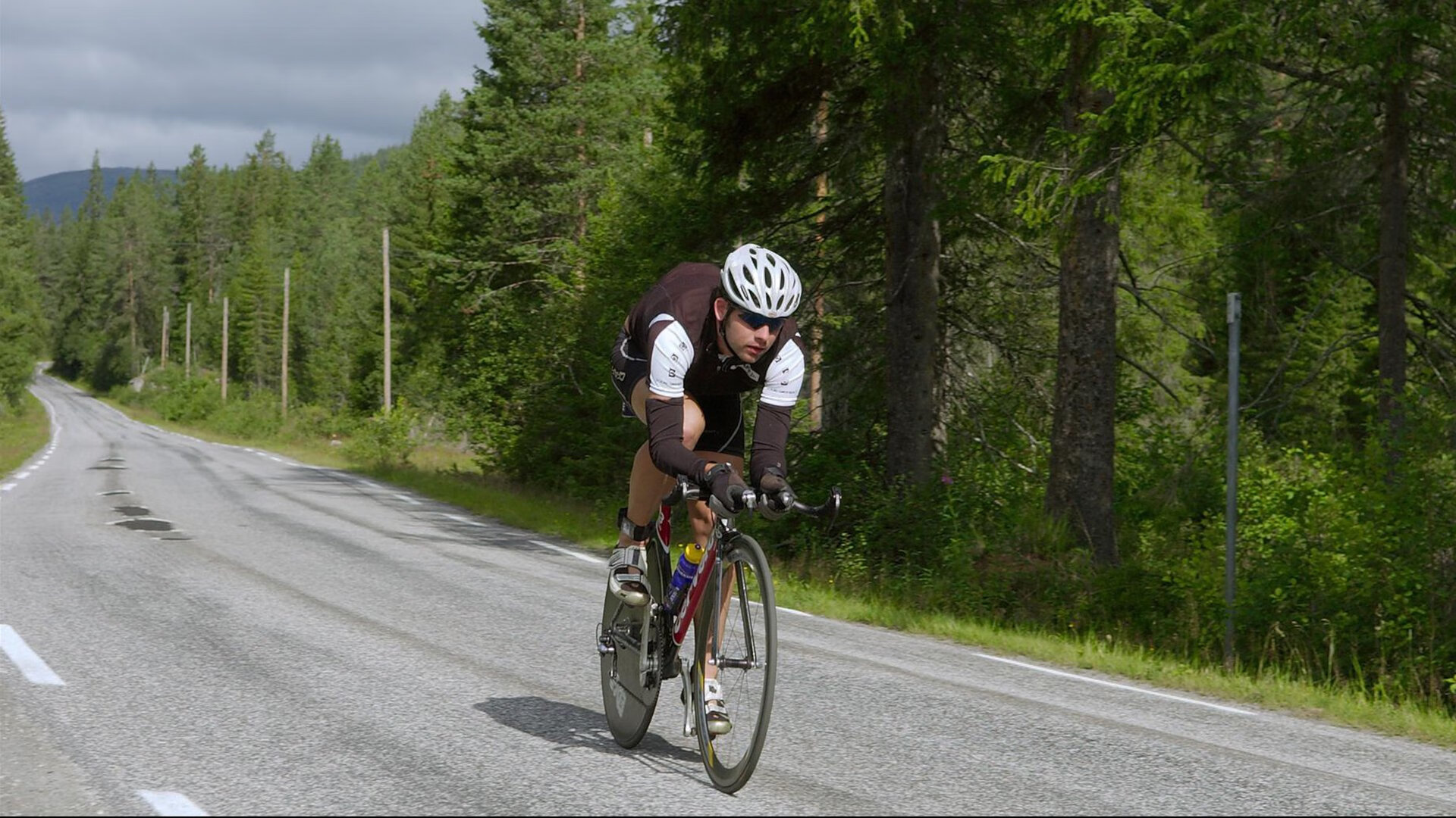 他的“钢铁防线”在与勇士的比赛中屡次锁死对方外围，助球队稳住局势！